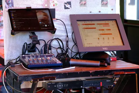 Mischpult und Bildschirme der Musikanlage im Wagen