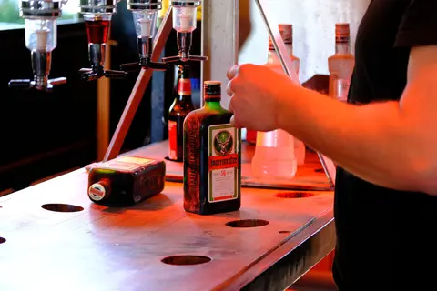 Die Bar im Wagen mit Flaschen und Getränkespender