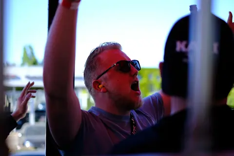 Ein Gast mit Sonnenbrille singt an Bord mit