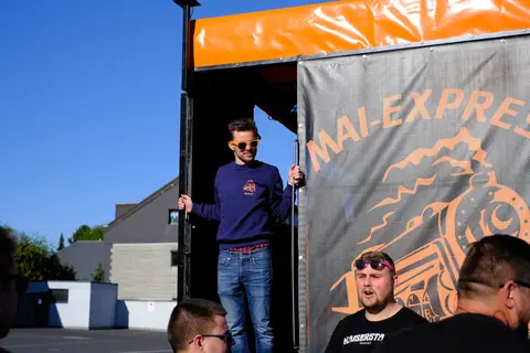 Ein Gast steht am Eingang des Mai-Express-Wagens