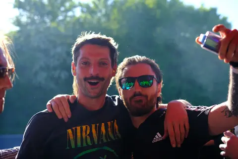 Drei Freunde lachen in die Kamera