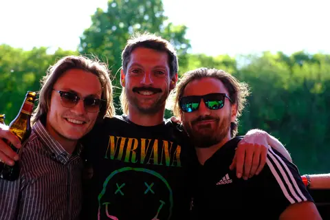 Drei Freunde mit Sonnenbrillen in der Abendsonne