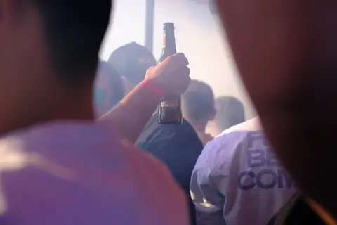 Feiernde Gäste im Bühnennebel