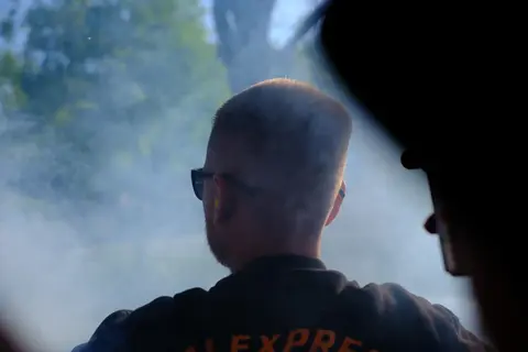 Ein Gast von hinten im Gegenlicht