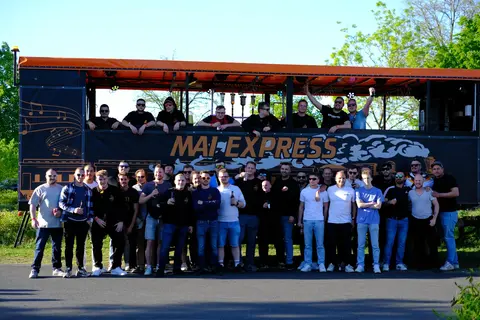 Gruppenfoto der Mitfahrenden vor dem Mai Express