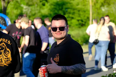 Ein Gast mit Getränk am Straßenrand