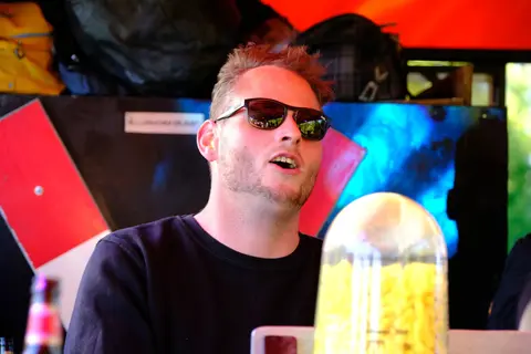 Ein Gast an der Bar im Wagen
