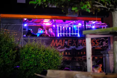 Der beleuchtete Wagen am Abend
