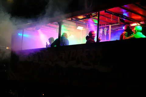 Der Wagen bei Nacht mit Lichtshow