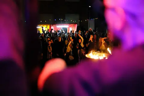 Gäste am Lagerfeuer in der Nacht