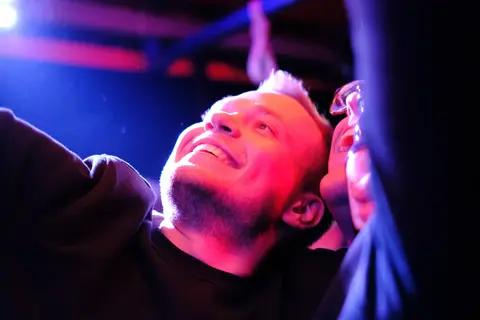 Ein Gast genießt die Musik im blauen Licht