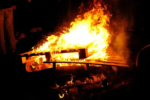 Lagerfeuer aus Paletten in der Mainacht