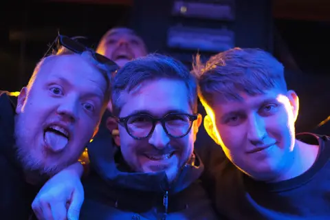 Drei Freunde machen Faxen für die Kamera