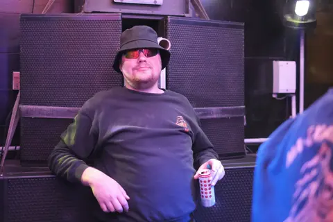 Ein Gast lehnt an der Musikanlage